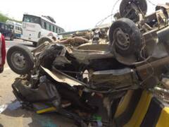 सड़क हादसे में एक दर्जन से अधिक छात्र घायल, डिवाइडर से टकराकर पलटी मिनी बस