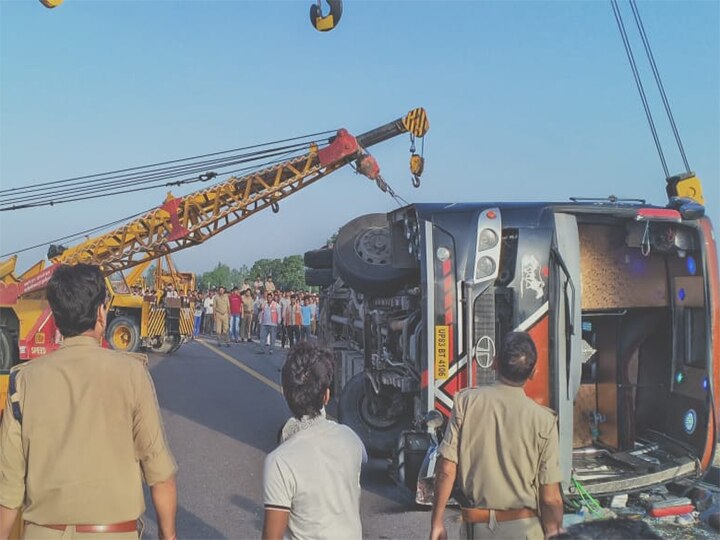 आगरा-लखनऊ एक्सप्रेस वे पर भीषण सड़क हादसा, पांच लोगों की मौत five dead after collision between tractor trolley and bus