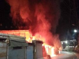 जामा मस्जिद मार्केट में लगी भीषण आग, लाखों का नुकसान, दर्जनों दुकानें जलकर खाक Fire breaks out in agra jama masjid market जामा मस्जिद मार्केट में लगी भीषण आग, लाखों का नुकसान, दर्जनों दुकानें जलकर खाक