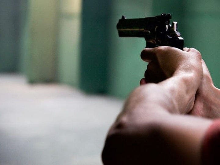 शख्स ने पत्नी की गोली मारकर की हत्या, खुद भी की खुदकुशी man murdered wife with gun suicide himself