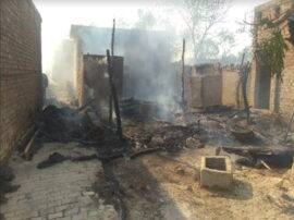  17 houses burnt due to fire catches at chaudhridih in Balrampur भीषण अग्निकांड: बलरामपुर में आग की आकोश में समाए 17 घर; तस्वीरों में देखें आग का तांडव