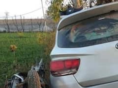 तेज रफ्तार कार ने दिल्ली पुलिस के सिपाही को मारी टक्कर, हादसे में उड़ गए मोटरसाइकिल के परखच्चे 