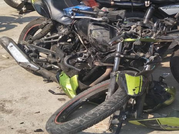 तेज रफ्तार कार ने दिल्ली पुलिस के सिपाही को मारी टक्कर, हादसे में उड़ गए मोटरसाइकिल के परखच्चे 