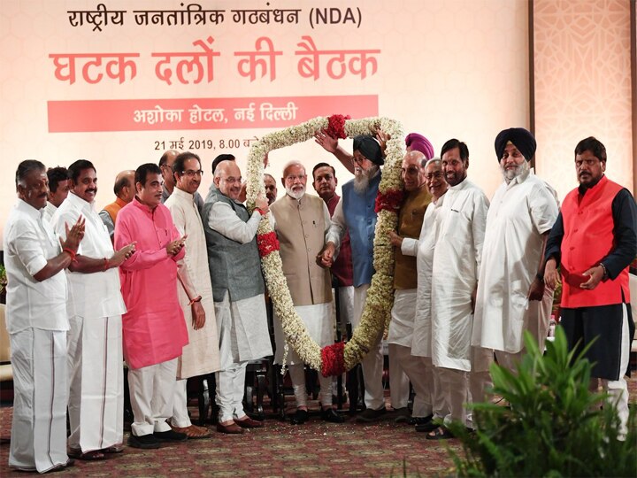 NDA नेताओं की बैठक में बोले PM मोदी, EVM पर हंगामा गैर-जरूरी विवाद Lok Sabha Election 2019 BJP President amit shah host dinner for NDA leaders PM Modi to be president