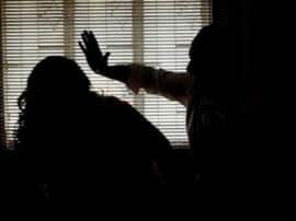 Wife filed lawsuit against IPS husband for dowry harassment in meerut दहेज के लिए मारता था IPS पति, थाने पहुंची पत्नी; केस दर्ज