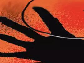 Women dies due to electric shock in jaunpur फसल को बचाने के लिए खेत में दौड़ा रखा था करंट, घास काटने गई महिला की हुई दर्दनाक मौत