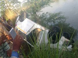 मेरठ में भीषण सड़क हादसा, टायर पंक्चर होन से गंग नहर में गिरी कार, तीन बच्चों सहित 5 की मौत six People Dead In Meerut Car Accident मेरठ में भीषण सड़क हादसा, टायर पंक्चर होन से गंग नहर में गिरी कार, तीन बच्चों सहित 5 की मौत