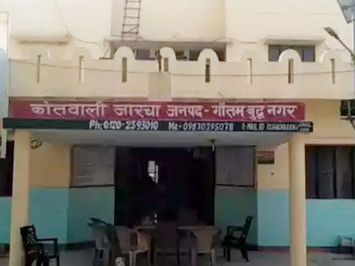 फ्रिज से भारी मात्रा में मांस बरामद, पुलिस ने दो आरोपियों को अवैध राइफल और कारतूस के साथ पकड़ा ban animal meat recovered from house in noida