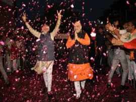 analysis on bjp seats comparison to 2014 loksabha election भाजपा ने अपने खाते में जोड़ी 56 नई सीटें, आंकड़ों में जानिए कांग्रेस का नफा-नुकसान