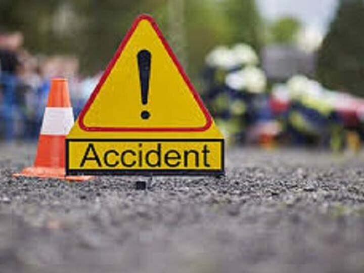 कानपुर में अनियंत्रित एम्ब्युलेंस ट्रक से टकराई मासूम समेत तीन की मौत, तीन घायल Ambulence collide with truck, 3 died in kanpur