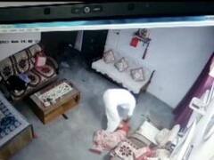 VIDEO: काले जादू के विरोध पर पत्नी को जान से मारने की कोशिश,सीसीटीवी में कैद हुई घटना