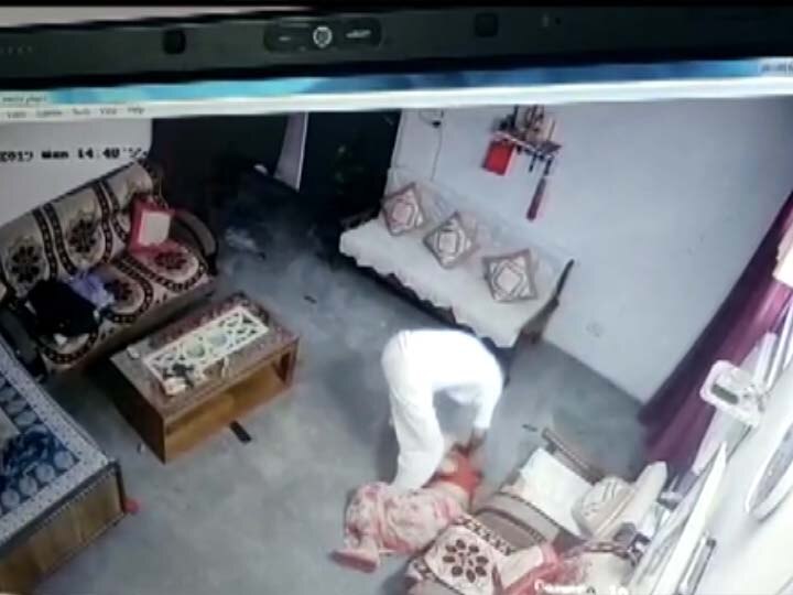 VIDEO: काले जादू के विरोध पर पत्नी को जान से मारने की कोशिश,सीसीटीवी में कैद हुई घटना Man beaten his wife badly in greater noida