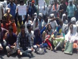 UPPSC परीक्षाओं में धांधली को लेकर सड़क पर उतरे छात्र, मुख्यालय का घेराव करने पर पुलिस ने भांजी लाठियां candidates protest over paper leak in uppsc examinations UPPSC परीक्षाओं में धांधली को लेकर सड़क पर उतरे छात्र, मुख्यालय का घेराव करने पर पुलिस ने भांजी लाठियां