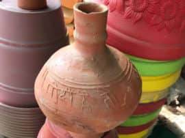 prime minister narendra modi printed matka in market बाजार में छाए मोदी ब्रांड के मटके, 'मोदी है तो मुमकिन है' नाम की सुराही ने मचाई धूम