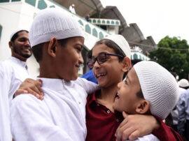 Eid-ul-Fitr 2019 Moon Sighting in India festival will be celebrated tomorrow in india ईद मुबारक: चांद के दीदार के साथ ही शुरू हुआ भाईचारे का त्योहार, बधाईयों का लगा तांता 