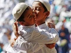 गले मिलने को लेकर दारुल उलूम देवबंद का नया फतवा,  पाकिस्तानी शख्स के सवाल पर दिया ये जवाब