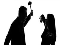 प्रेमी से बात करने की दी सजा, भाई ने माता-पिता के साथ मिलकर बहन के पैर पर हथौड़े से किए प्रहार