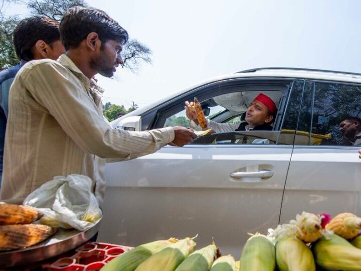 'भुट्टा तो सिर्फ बहाना है, असल में...' ऐसा क्यों बोले अखिलेश यादव Akhilesh Yadav Buys Corns from a Street Vendor