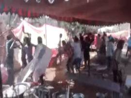 शादी में डांस को लेकर हुआ बवाल, बरातियों ने किया हंगामा, दुल्हन के माता-पिता की कर दी धुनाई Fight at a Wedding in Raebareli शादी में डांस को लेकर हुआ बवाल, बरातियों ने किया हंगामा, दुल्हन के माता-पिता की कर दी धुनाई