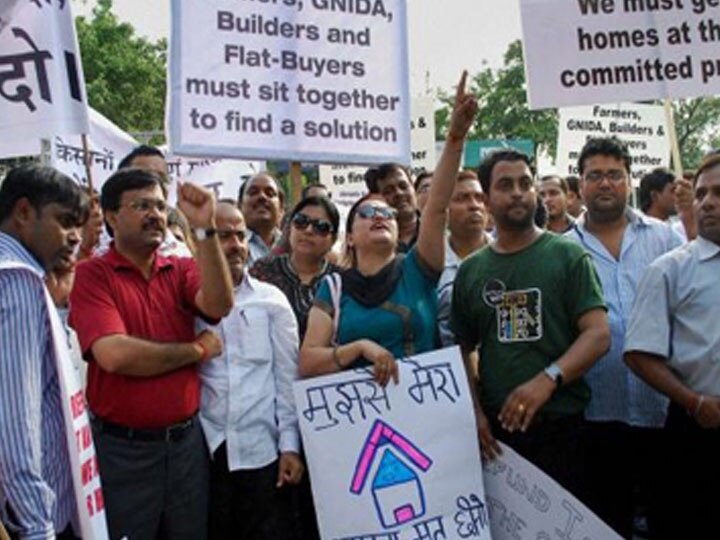 प्रशासन के सख्त रुख से टूट रहा लोगों का सपना, अशियाने को बचाने के लिए लोगों ने किया प्रर्दशन shahberi home buyers protest against noida authority