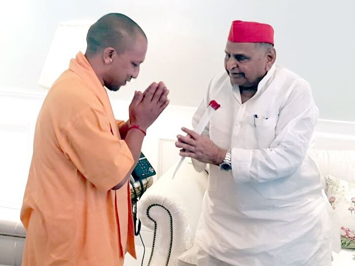 मुलायम सिंह यादव से मिलने उनके घर पहुंचे सीएम योगी आदित्यनाथ, अखिलेश और शिवपाल भी रहे मौजूद UP CM Yogi Adityanath meets SP leader Mulayam Singh Yadav at his residence