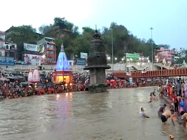 गंगा दशहरा आज, हरिद्वार व बनारस में श्रद्धालु लगा रहे हैं आस्था की डुबकी