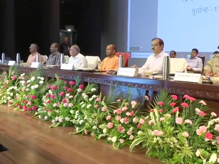 यूपी में बिगड़ी कानून व्यवस्था, सीएम योगी ने अधिकारियों के साथ की महत्वपूर्ण बैठक up cm yogi adityanath holds review meeting on law and order situation