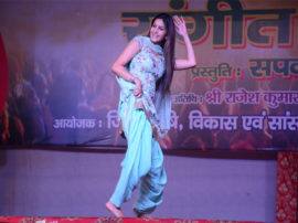 ruckus in sapna choudhary program in moradabad police lathi charge VIDEO: सपना चौधरी के कार्यक्रम में बेकाबू हुए फैंस, पुलिस ने भांजी लाठियां