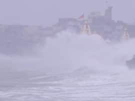 cyclone vayu to hit gujarat three lakh people evacuated 'वायु' ने बदला रास्ता, गुजरात तट से नहीं टकराएगा; भारी बारिश का अनुमान