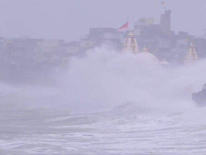 'वायु' ने बदला रास्ता, गुजरात तट से नहीं टकराएगा; भारी बारिश का अनुमान cyclone vayu to hit gujarat three lakh people evacuated