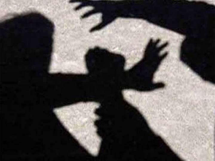वाराणसी में आशिक मिजाज युवक को लड़की ने सिखाया सबक, सरेआम की जमकर पिटाई Women beaten a man publicly in varanasi