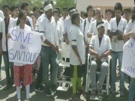 Doctor goes on strike after attack on junior doctor in Kolkata पश्चिम बंगाल की घटना को लेकर हड़ताल पर गए डॉक्टर, यूपी में भी दिखा असर