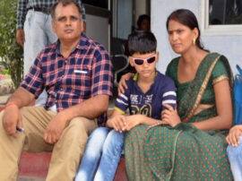 तीर कमान से फोड़ दी बच्चे की आंख, पीड़ित परिवार ने एसपी से मिलकर लगाई न्याय की गुहार The parents of the victim met the SP in the case of eye blinking of his son तीर कमान से फोड़ दी बच्चे की आंख, पीड़ित परिवार ने एसपी से मिलकर लगाई न्याय की गुहार