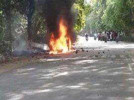 बीएचयू कैंपस में कार की टक्कर से घायल हुये छात्र-छात्रा, हिंसक भीड़ ने गाड़ी फूंकी Violence in BHU after car hits student बीएचयू कैंपस में कार की टक्कर से घायल हुये छात्र-छात्रा, हिंसक भीड़ ने गाड़ी फूंकी