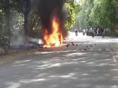 बीएचयू कैंपस में कार की टक्कर से घायल हुये छात्र-छात्रा, हिंसक भीड़ ने गाड़ी फूंकी