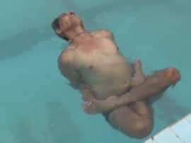 harish chaturvedi do yoga in water for hours know about him गजब! घंटों पानी में रहकर योग करता है ये शख्स... जानिए इनके बारे में