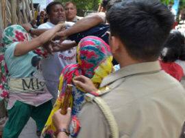 clash between two groups in meerut दो पक्षों के बीच में जमकर चले लाठी-डंडे, पुलिस ने किया बीच-बचाव तो हुआ ये हाल