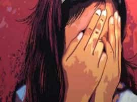 Doctor did wrong behavior with girl patient इलाज के नाम पर डॉक्टर ने किशोरी के साथ की गलत हरकत, पुलिस ने दर्ज किया केस