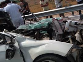 three people died in a road accident in agra आगरा-लखनऊ एक्सप्रेस वे पर खड़े ट्रक से टकराई कार, तीन लोगों की मौत