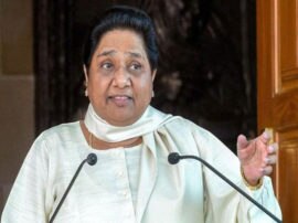 BSP chief mayawati meeting with on bypoll and 2022 vidhansabha election परिवार पर मेहरबान मायावती, भतीजे आकाश को नेशनल कोऑर्डिनेटर व भाई को बनाया उपाध्यक्ष