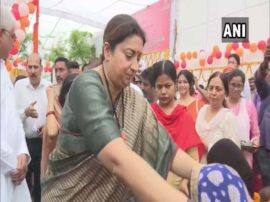 Union minister smriti irani second day visit अमेठी: अन्नप्राशन और गोदभराई के कार्यक्रम में शामिल हुईं केंद्रीय मंत्री स्मृति ईरानी