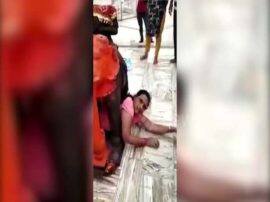 When women trapped between elephent statue VIDEO: हाथी की मूर्ति के बीच जब फंस गई एक महिला...देखिये जद्दोजहद का हैरान करनेवाला वीडियो