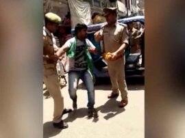 up police personnel beats rickshaw puller in Varanasi video goes viral VIDEO: पीएम की संसदीय सीट में दिखा यूपी पुलिस का अमानवीय चेहरा, रिक्शा चालक की जमकर पिटाई