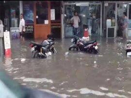 देखें तस्वीरें: पहली बारिश में टापू बन गया कानपुर, पानी पानी हुये स्मार्ट सिटी के दावे city crawling after water logging in kanpur देखें तस्वीरें: पहली बारिश में टापू बन गया कानपुर, पानी पानी हुये स्मार्ट सिटी के दावे