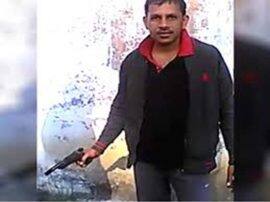 Criminal having pistol in district jail of Unnao उन्नाव: जेल के भीतर कैदियों की ऐश, तमंचा लहराते और शराब पार्टी करते अपराधियों का वीडियो वायरल