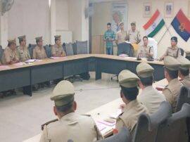 Noida Police activate anti romeo squad मजनुओं को नोएडा पुलिस देगी 'रेड कार्ड'...नहीं सुधरे तो खाएंगे जेल की हवा