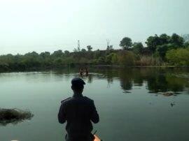 three child died after drowning in Ghaziabad पानी भरे गड्ढे में बतख पकड़ने गए थे तीन बच्चे, डूबने से हुई मौत