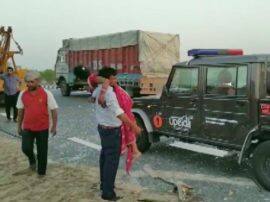 आगरा-लखनऊ एक्सप्रेस वे पर खड़े ट्रक से भिड़ी बस, बच्ची समेत पांच लोगों की मौत Five people including a child killed after a private bus rammed into a parked truck on Agra-Lucknow highway आगरा-लखनऊ एक्सप्रेस वे पर खड़े ट्रक से भिड़ी बस, बच्ची समेत पांच लोगों की मौत