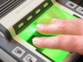 नकली 'अंगूठे' के जरिए अकाउंट से उड़ाए लाखों रुपये, गैंग का भांडाफोड़ police arrested one person withdraw money through bio metric cloning नकली 'अंगूठे' के जरिए अकाउंट से उड़ाए लाखों रुपये, गैंग का भांडाफोड़