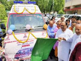 वाराणसी को मिली 9 नई एंबुलेंस की सौगात, स्वास्थ्य मंत्री सिद्धार्थ नाथ सिंह ने दिखाई हरी झंडी UP Health minister siddharth nath singh inaugurated 108 number nine ambulances in varanasi वाराणसी को मिली 9 नई एंबुलेंस की सौगात, स्वास्थ्य मंत्री सिद्धार्थ नाथ सिंह ने दिखाई हरी झंडी